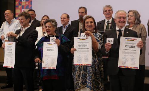 En primer plano, Enrique de la Madrid, Beatriz Paredes, Xóchitl Gálvez y Santiago Creel, aspirantes del Frente Amplio que pasaron a la siguiente fase en el proceso para elegir al coordinador de la alianza opositora.