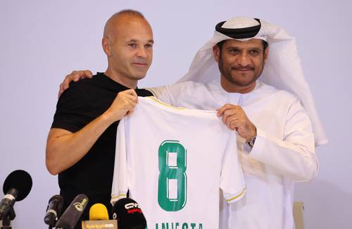 Andrés Iniesta, miembro del mítico Barcelona de Pep Guardiola y de la selección española campeona del mundo en 2010, vestirá su tercera camiseta como profesional, tras firmar por un año con opción a renovación con el Emirates FC, club de Emiratos Árabes Unidos. En la imagen, el español junto al presidente del equipo, Youssef Abdullah al-Batran, en su presentación.