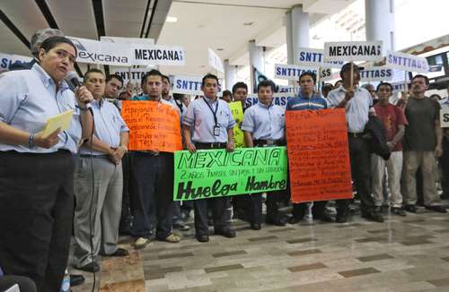 Durante años, ex trabajadores de Mexicana mantuvieron un plantón en el AICM y casi a diario realizaban mítines y varios tipos de protestas.