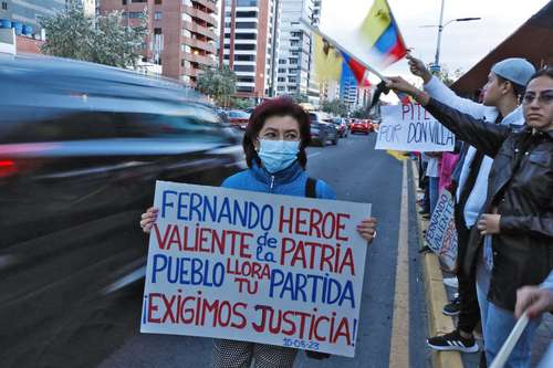 Simpatizantes de Villavicencio se manifiestan en Quito para exigir justicia por el homicidio del político.