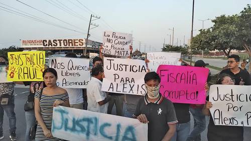Familiares y amigos de Alexis Moreno protestaron ayer por la tarde en la avenida Universidad Veracruzana, frente a la sede del Palacio de Justicia Federal, en Coatzacoalcos, para exigir a las autoridades la detención de los responsables del homicidio del joven.