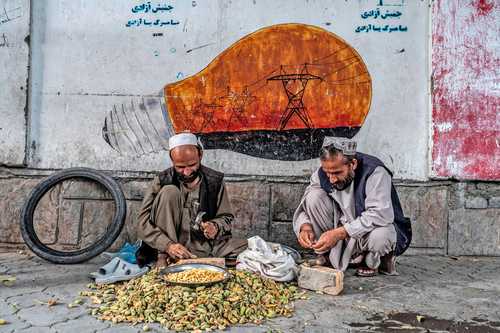Eventos meteorológicos en Estados Unidos y China causan fluctuaciones en los precios de alimentos básicos en el mundo. Vendedores callejeros de almendras en Kabul.