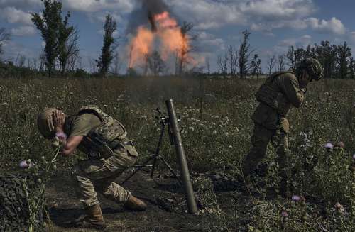 En Bakhmut, soldados ucranios disparan un mortero hacia las posiciones rusas en la línea del frente cerca de la región de Donietsk.