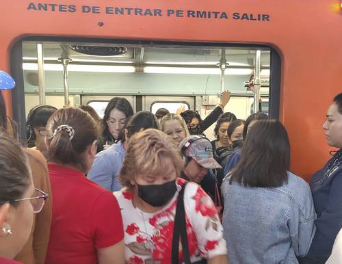 La falta de trenes en la línea B ocasiona retrasos en el servicio y aglomeraciones en horas pico. En la imagen, la estación San Lázaro.