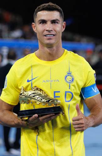 Cristiano Ronaldo, quien posa con el trofeo de máximo goleador, consiguió su primer título en el futbol árabe al ganar la Copa de Campeones con el Al Nassr, luego de vencer 2-1 a Al Hilal. El portugués anotó un doblete en la final, pero aun así no se llevó el reconocimiento al Jugador Más Valioso del partido que fue para el serbio Sergej Milinkovic-Savic. Este incidente provocó el enojo del futbolista luso.