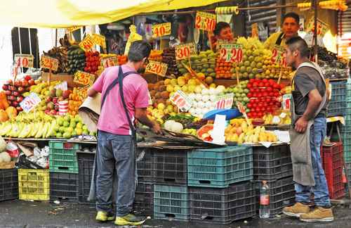 La canasta básica se lleva la mayor parte del dinero en los hogares con bajo sueldo, reportó el Inegi. En la imagen, un tianguis en la colonia Portales.