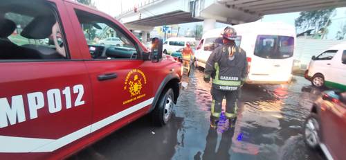 Bomberos atendieron ayer encharcamientos de hasta 15 centímetros de hondo, como en Calle 7, colonia El Arenal.