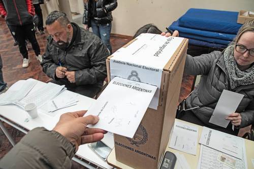 Los centros de votación para las elecciones primarias de Argentina comenzaron antier su jornada a las 8 horas. La imagen, en Buenos Aires.
