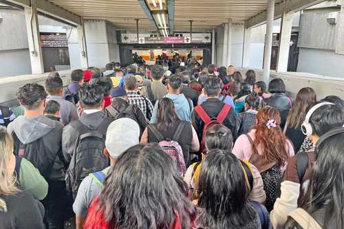 Cientos de personas hacen fila para ingresar a la estación Pantitlán de la línea 9 del Metro, la cual se satura por las obras en la línea 1.