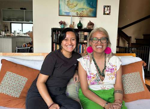Las hermanas Andrea (izquierda) y Lucía Ixchiú, de 35 y 32 años, respectivamente, tuvieron que acatar la recomen-dación de salir de Guatemala luego de los primeros y vertiginosos meses de la pandemia en 2020, llenos de protestas, activismo, amenazas y hasta golpizas.