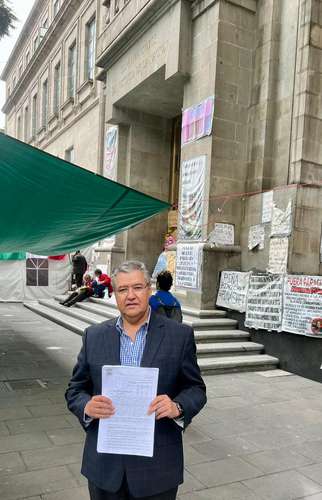 El titular de la Consejería Jurídica del gobierno de Coahuila, Valeriano Valdés Cabello, entregó el documento ante la SCJN.