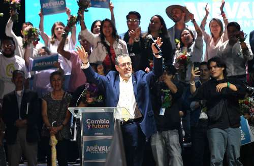 El aspirante a la presidencia de Guatemala por el Movimiento Semilla, Bernardo Arévalo, ayer en el cierre de campaña en la Plaza de la Constitución. El domingo enfrentará a Sandra Torres, de Unidad Nacional de la Esperanza, en segunda vuelta electoral.