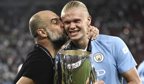 El Manchester City, vigente campeón de la Champions, conquistó su primera Supercopa al vencer en penales por 5-4 (global 6-5) al Sevilla, ganador de la Liga de Europa. En la imagen, el técnico Pep Guardiola celebra con el goleador Erling Haaland, quien inició con acierto la ronda de los disparos desde los 11 pasos.