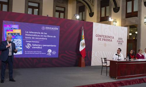 Durante la conferencia vespertina en Palacio Nacional se admitió que es “triste” el caso de las 18 mil 855 telesecundarias del país, porque en muchos planteles no cuentan ni siquiera con televisión. En esas instituciones se atiende a 1.3 millones de adolescentes en comunidades rurales y en zonas urbanas periféricas.