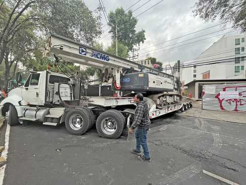 Tras la colocación de sellos de clausura, trabajadores de la empresa que pretende erigir cuatro torres en Eje 7A Sur Emiliano Zapata comenzaron a retirar la maquinaria del lugar.