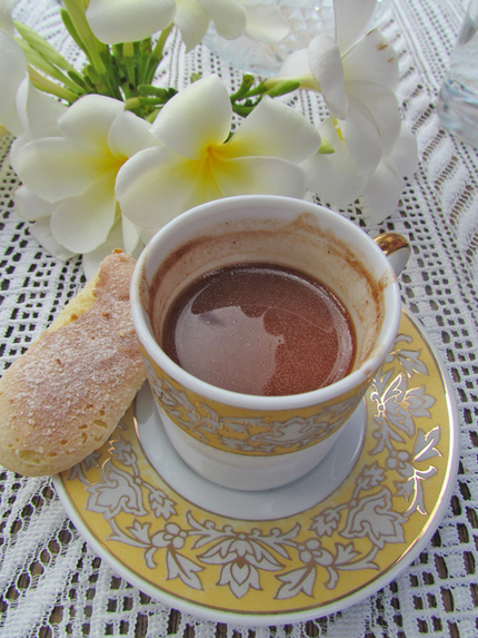 Chocolate caliente (sikwate) con ramillete de kalachuchi Baclayon, Filipinas. Paulina Machuca