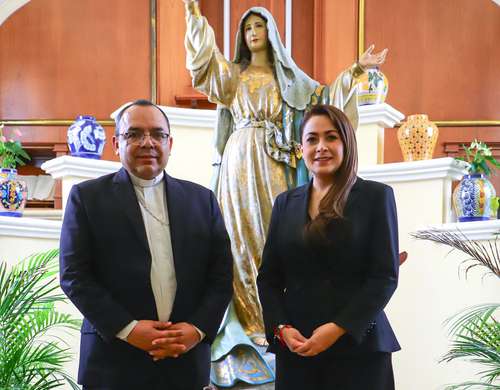 El obispo de la diócesis de Aguascalientes, Juan Espinoza Jiménez, y la gobernadora de la entidad, la panista Teresa Jiménez Esquivel.