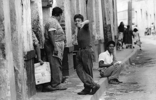 Sus caracolitos (Candelaria de los Patos, 1965), una de las imágenes icónicas de Héctor García, que se incluye en la muestra ¿Qué me ves?