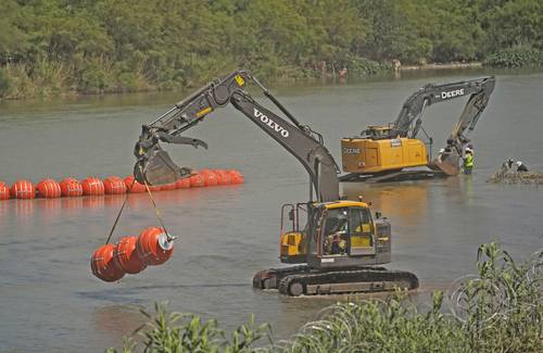 La barrera flotante fue instalada en el río Bravo por órdenes de mandatario estatal republicano.