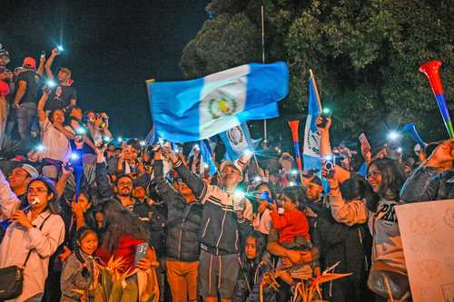 Simpatizantes de Bernardo Arévalo celebran el triunfo del candidato del Movimiento Semilla, la noche del domingo en la Ciudad de Guatemala.