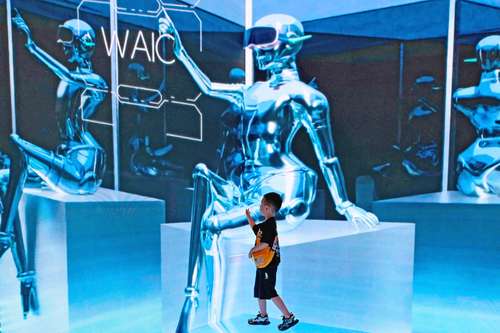 Un niño visita la sede de la Conferencia Mundial de Inteligencia Artificial en Shanghái. Un estudio advirtió que las labores administrativas, las cuales son realizadas principalmente por mujeres, serán probablemente las más afectadas por la inteligencia artificial y generarán olas de despidos.