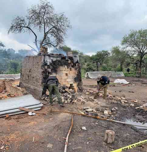 Personal ministerial y de la Policía de Investigación de Jalisco, ayer durante el cateo y aseguramiento de armas y otros indicios encontrados en la privada El Sabino, municipio de Lagos de Moreno.