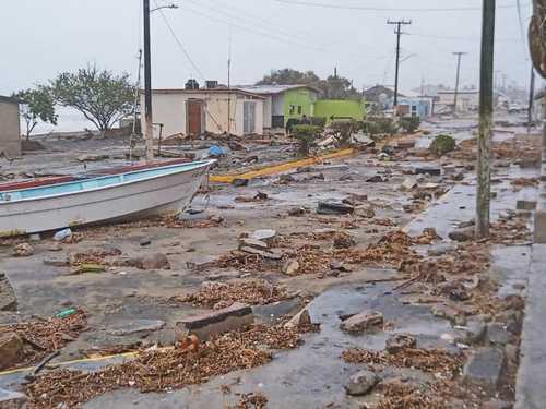 Bahía Asunción es una de las comunidades costeras del municipio de Mulegé, Baja California Sur, más afectadas por el paso del huracán Hilary, donde algunas embarcaciones fueron arrastradas por el mar hacia las calles y patios de las casas.