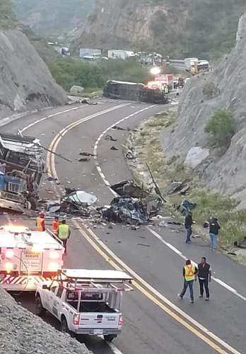 El choque de un autobús con un tractocamión, la madrugada de ayer en el kilómetro 91 + 800 de la carretera Oaxaca-Cuacnopalan, dejó un saldo de 16 personas muertas y 36 lesionadas; entre los accidentados hay ciudadanos venezolanos.