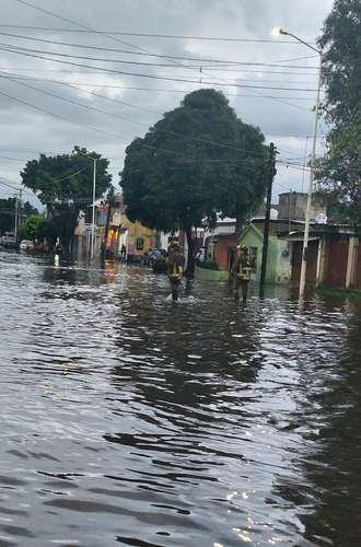 Bomberos realizaron tareas de desazolve en el barrio Xaltocan, Xochimilco, tras los encharcamientos graves que ocasionó la lluvia de ayer.