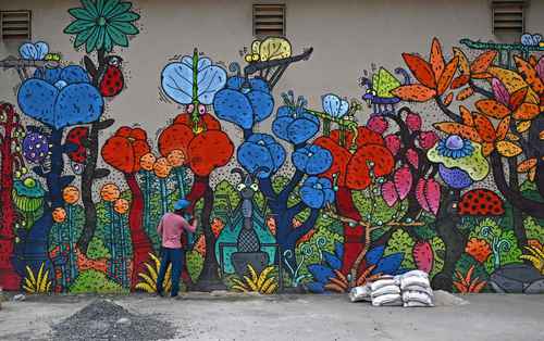 Las paredes de edificios abandonados en Nueva Delhi, India, se han convertido en campo fértil para los artistas urbanos, quienes reflejan historias basadas en la realidad, así como en el imaginario colectivo. La organización sin fines de lucro St+ART lanzó hace años una iniciativa en este país con el fin de que creadores de todo el mundo colaboren en los murales y, al mismo tiempo, “generen una nueva ola de aire fresco que reavive la creatividad y la imaginación en un pueblo que está tan acostumbrado a las constantes luchas de la vida”.