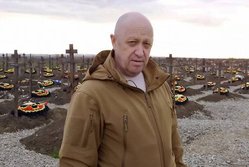 Yevgueni Prigozhin, jefe del grupo Wagner, en un cementerio de combatientes caídos en el asentamiento de Goryachiy Klyuch en la región de Krasnodar, en el sur de Rusia, en imagen de abril pasado.