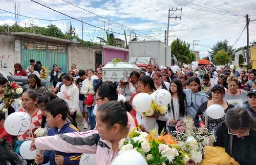 Ayer, en el panteón municipal de San Sebastián, fueron sepultados los restos de Katia, una niña de cinco años de edad que murió tras recibir un balazo en la cabeza el pasado 18 de agosto, durante un ataque armado perpetrado por un grupo de sicarios, quienes también ultimaron a balazos a dos comerciantes del tradicional tianguis de Chalco, estado de México.