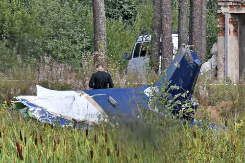 Una cuadrilla de agentes de la ley trabaja en el lugar del accidente aéreo cerca de la aldea de Kuzhenkino, región de Tver, para esclarecer las causas del desplome del avión en el que viajaban Prigozhin y sus colegas de Wagner.