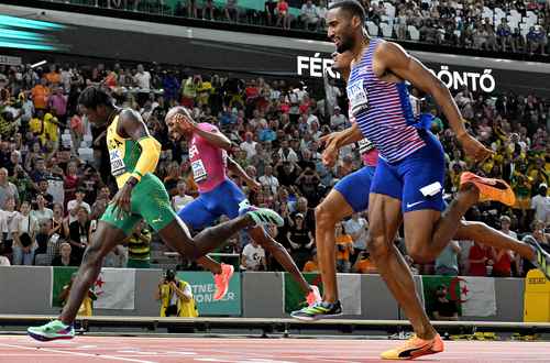 El jamaicano (al frente) se impuso en los 400 metros.