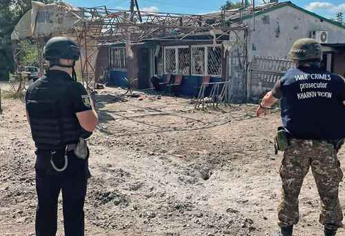 Fiscales de crímenes de guerra inspeccionan la aldea ucrania de Podoly, donde dos personas fallecieron luego de un ataque ruso con explosivos.