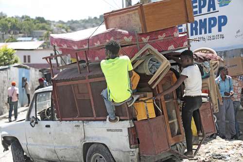 Residentes del distrito Carrefour-Feuilles abandonan sus hogares tras los enfrentamientos entre bandas armadas cerca de Puerto Príncipe.