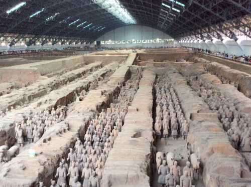 La nave de una las tres fosas del ejército de terracota muestra una ordenada formación militar.