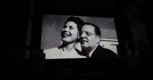  El mandatario chileno con su esposa, Hortensia Bussi, en un fotograma de Allende mi abuelo Allende.