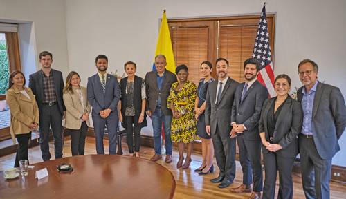  La delegación de legisladores estadunidenses con la vicepresidenta de Colombia, Francia Márquez Mina (al centro), a mediados de mes.