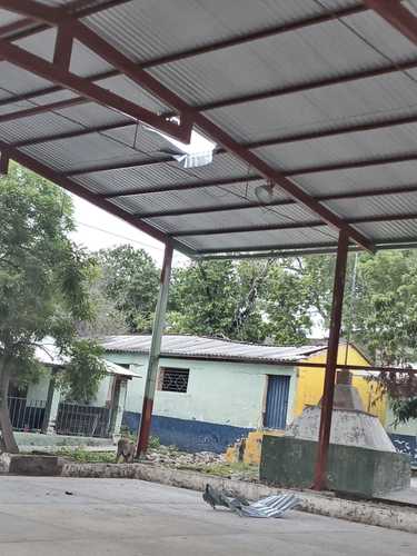 Una bomba casera arrojada por un dron perforó el techo de la cancha del poblado Tetela del Río, municipio de Heliodoro Castillo, Guerrero.