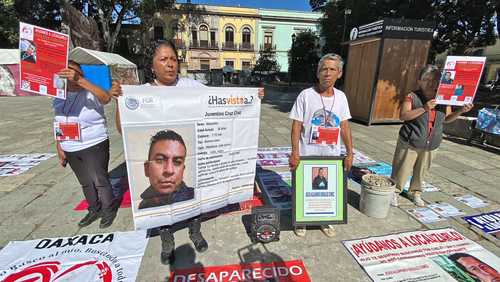 Familiares de desaparecidos protestaron ayer en la alameda de León, frente a la catedral de la ciudad de Oaxaca, para denunciar la falta de un censo de personas desaparecidas en la entidad.
