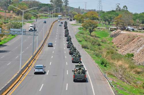 Fuerzas de seguridad federales se dirigían ayer a municipios de Michoacán, luego de los bloqueos e incendios que se suscitaron el fin de semana en Apatzingán, Buenavista y Uruapan.