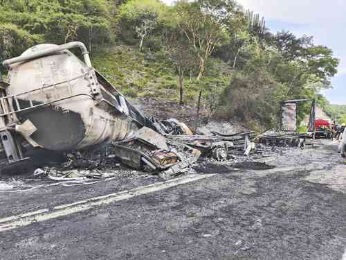 La pipa que transportaba combustible al parecer invadió el carril contrario, por lo que chocó contra un taxi colectivo y un camión torton a la altura del municipio de Eduardo Neri, en Guerrero.