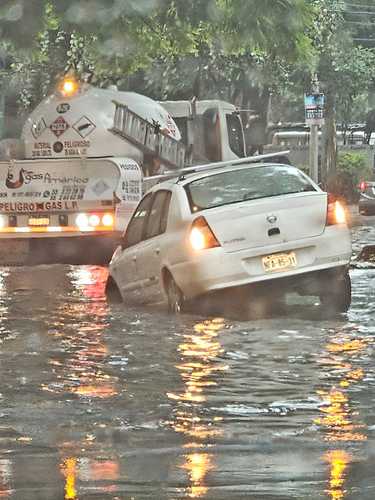 La fuerte precipitación de ayer en la Ciudad de México dejó anegaciones en distintas vialidades que afectaron vehículos y el tránsito. En la imagen, Anillo Periférico y Viaducto Tlalpan, colonia Huipulco, alcaldía Tlalpan.