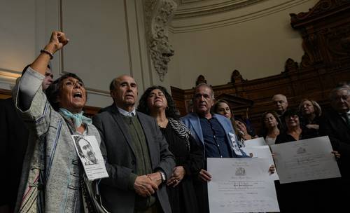 Familiares de muertos y desaparecidos durante la dictadura (1973-1990), ayer en la Suprema Corte, donde reiteraron su exigencia de justicia.