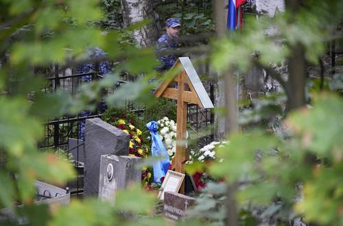 La tumba del jefe del Grupo Wagner, Yevgeny Prigozhin, después de su funeral en el cementerio Porojovskoie, ayer en San Petersburgo, Rusia.