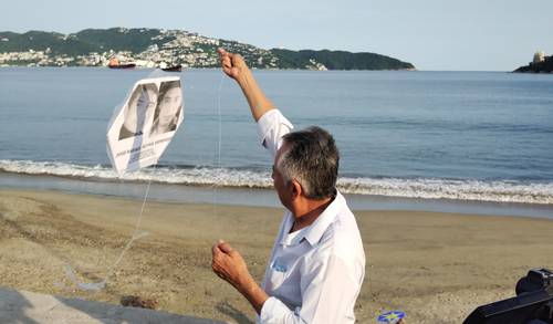 Protesta en la plazoleta donde se ubica el Antimonumento a los 43, en la Costera Miguel Alemán, de Acapulco.