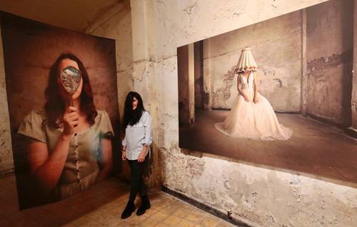 La fotógrafa Rosi Calderón experimenta con diferentes formatos y técnicas, desde las tradicionales a las que enfatiza con diversos materiales, como las intervenciones pictóricas o el uso de hojas de oro, plata y cobre.