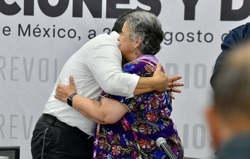 El dirigente nacional priísta, Alejandro Moreno, abraza a la senadora Beatriz Paredes tras anunciar que queda fuera de la contienda por la candidatura presidencial.