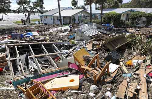 Daños en Cedar Key, Florida, tras el paso del huracán categoría 3 que tocó tierra ayer por la mañana.